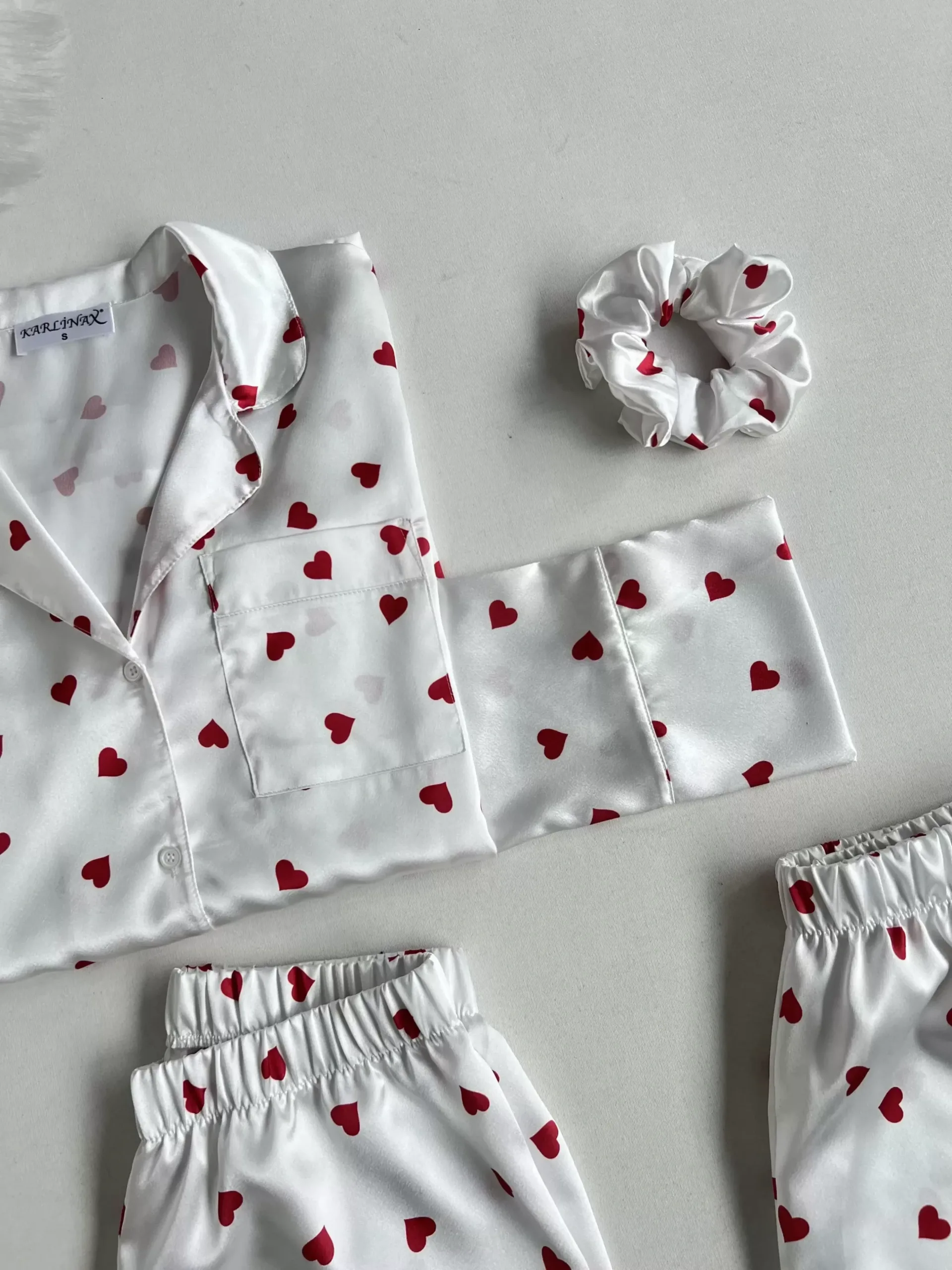 imgi_7_beyaz-kirmizi-kalpli-saten-pijama-seti-17984258